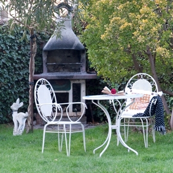 Jardin avec barbecue